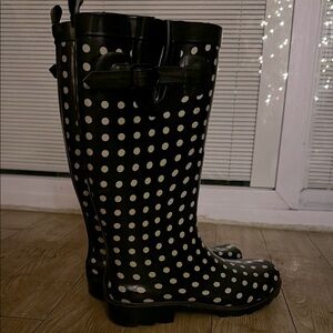 Lightly used, super cute, polka dot, ☔️ rain boots!